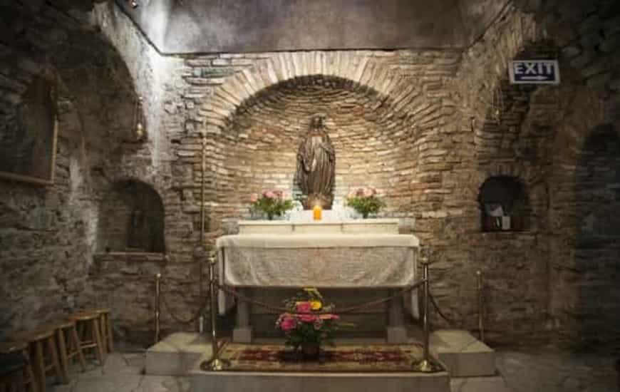 Interior de la Casa de la Virgen María en Éfeso con altar y estatua religiosa de fondo