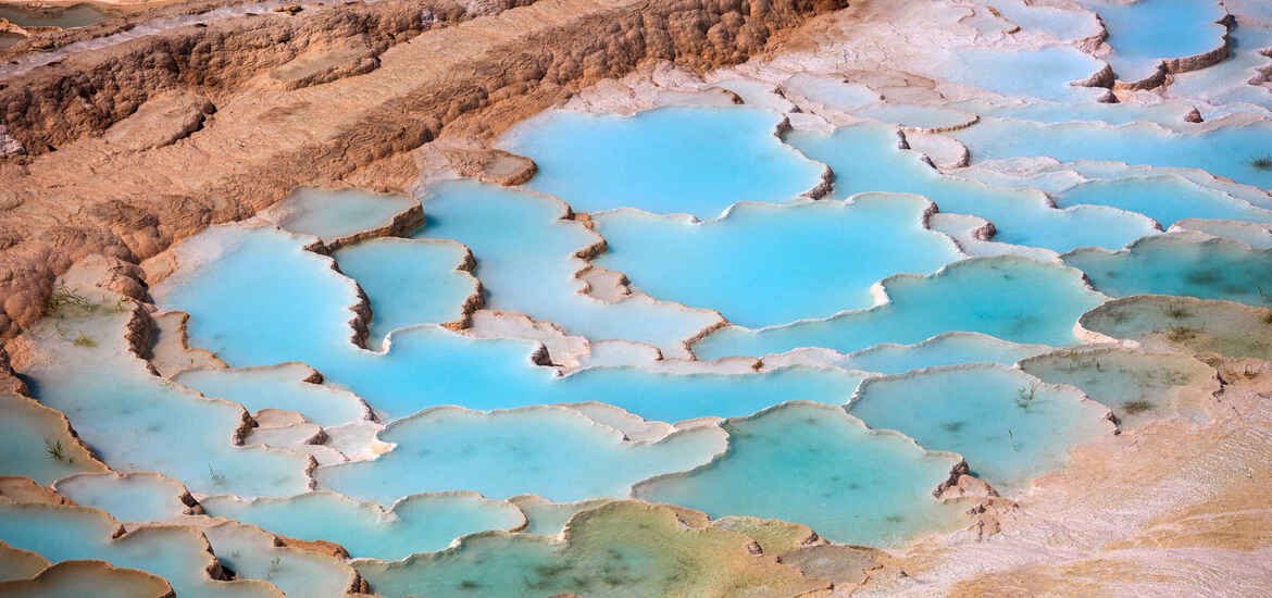 Terrazas de travertino de Pamukkale y ruinas de Hierápolis en una excursión de día completo desde Estambul