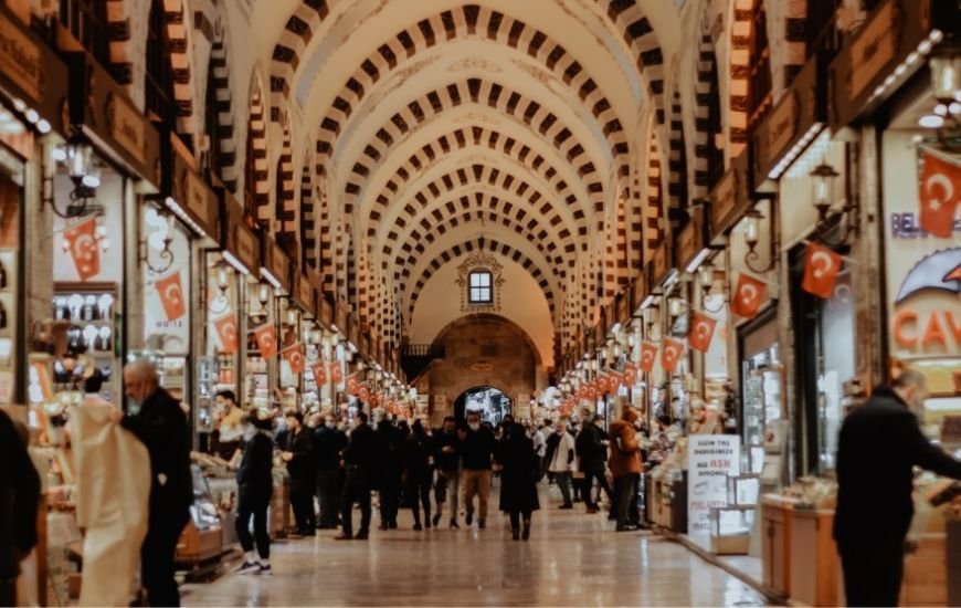 Vista interior del Bazar de las Especias (Bazar Egipcio) de Estambul, con tiendas tradicionales y visitantes recorriendo sus pasillos históricos.