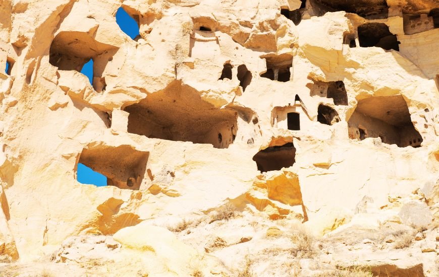 Rocosas cavernas talladas en formación rocosa característica del paisaje de Capadocia