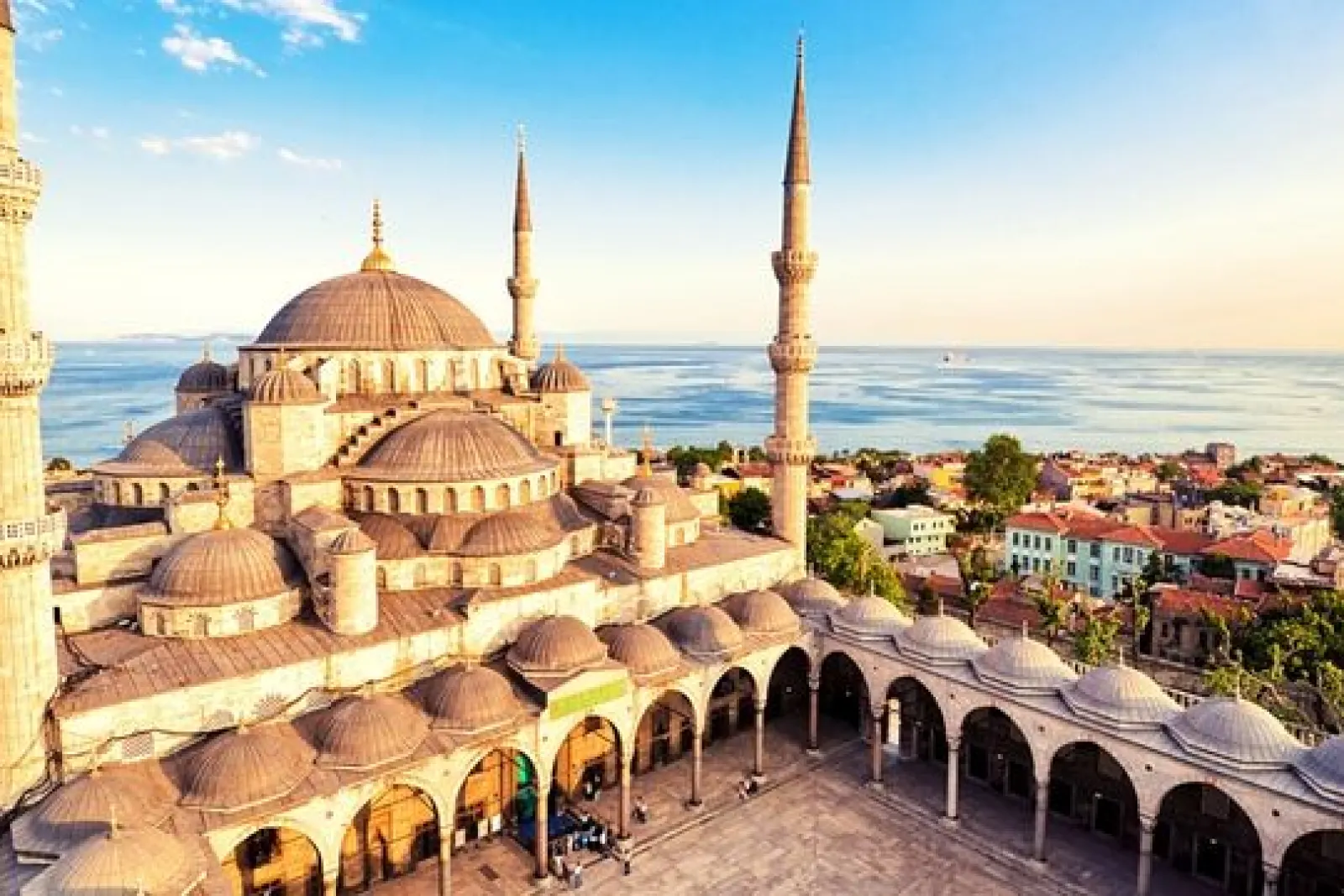 Vista panorámica de la Mezquita Azul de Estambul, con sus cúpulas y minaretes al atardecer.