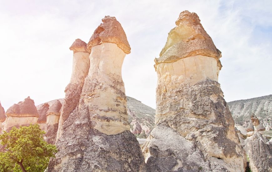 Formaciones de chimeneas de hadas de piedra volcánica en el paisaje de Capadocia al atardecer
